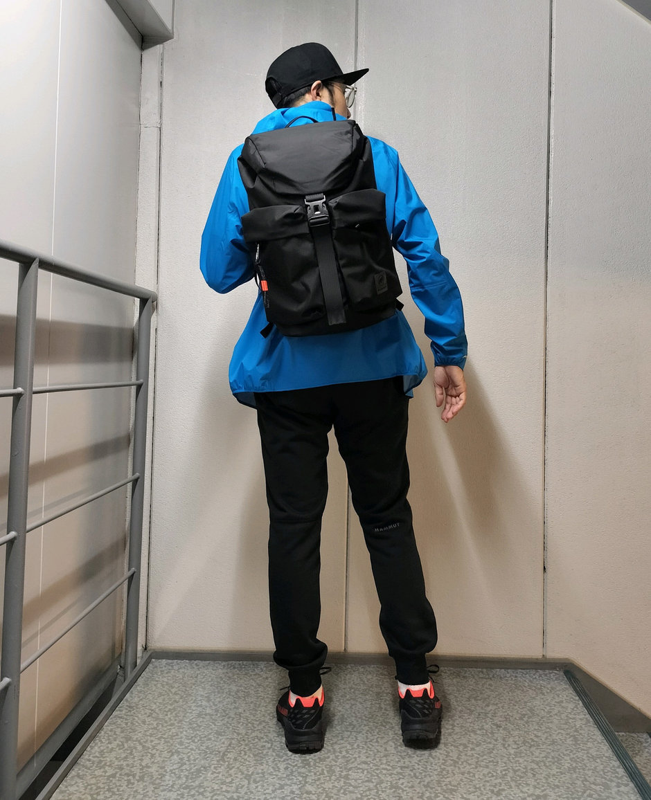 ハードシェル+スウェットパンツでスポーティに！ まえちゃん