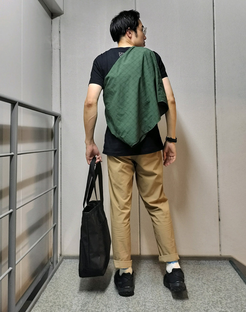 シャツをたすき掛け まえちゃん