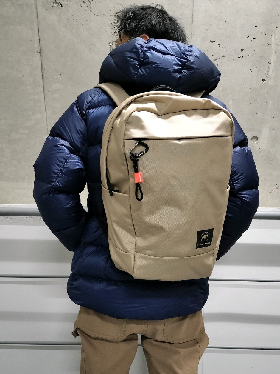 スッキリ目のシャツにダウンを羽織る まえちゃん