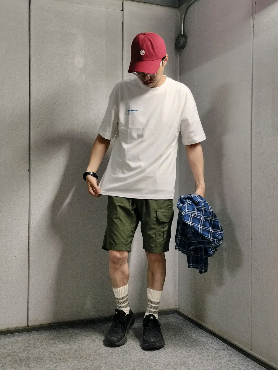 シックにショートパンツを着る まえちゃん