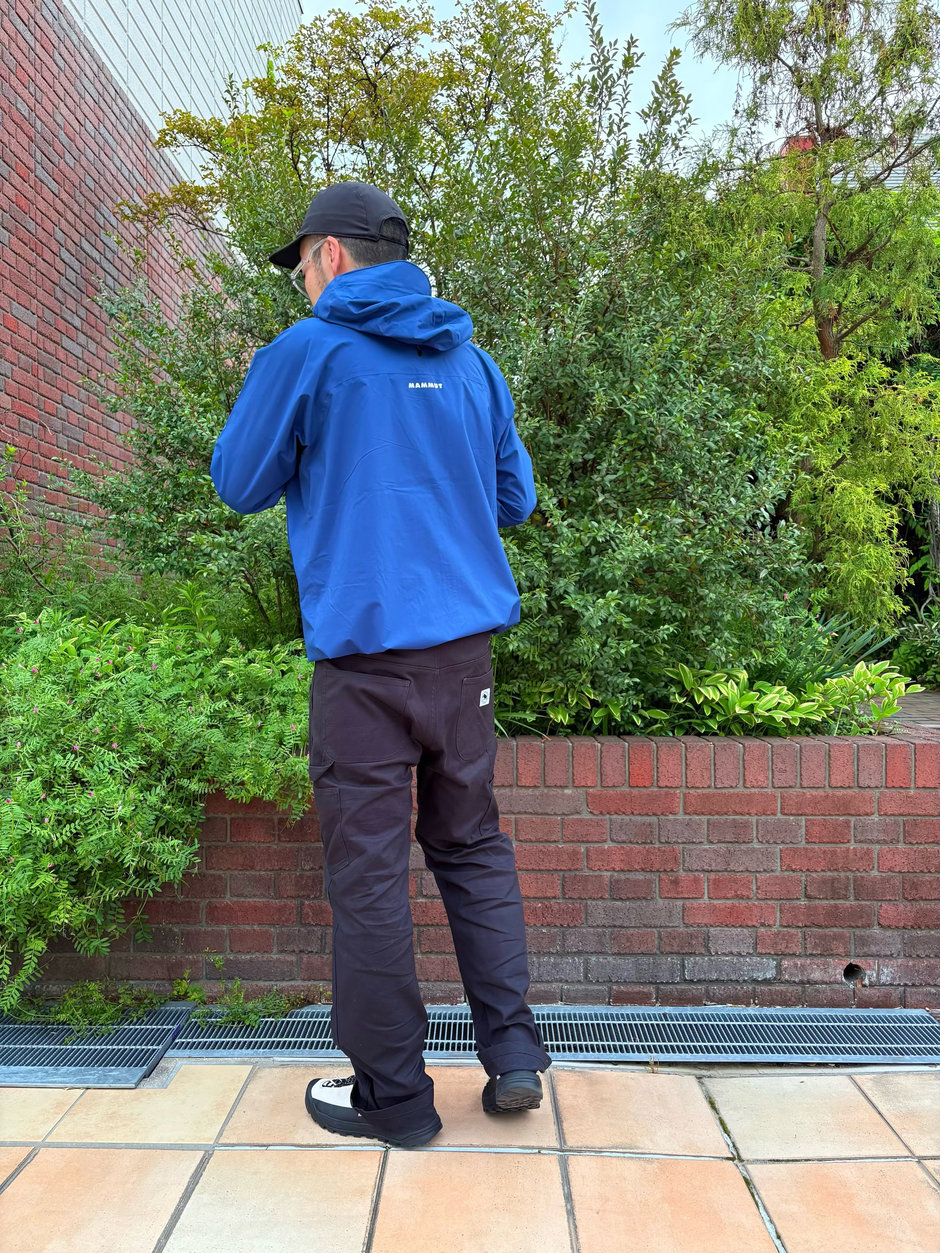 日常に取り入れる防水ジャケットスタイル E!KAWA