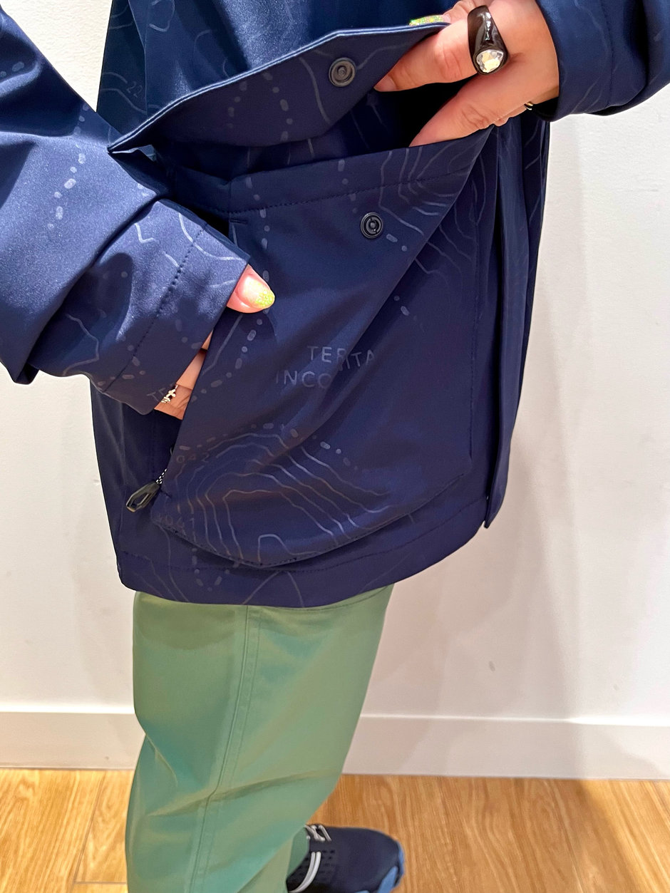 等高線柄がかっこいいソフトシェル ほの