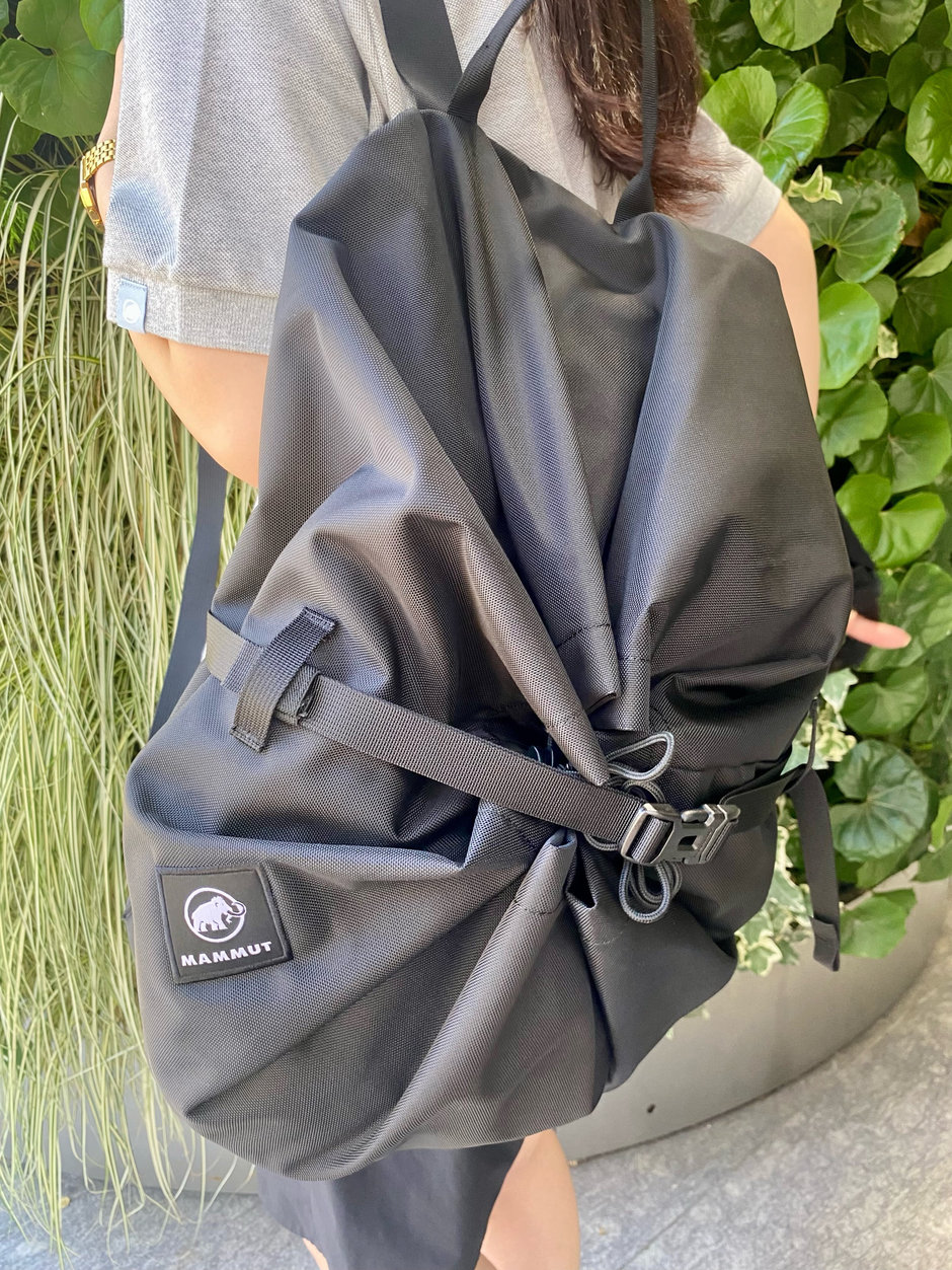 夏期講習の帰りに夏休みの登山プランを考える人コーデ aki