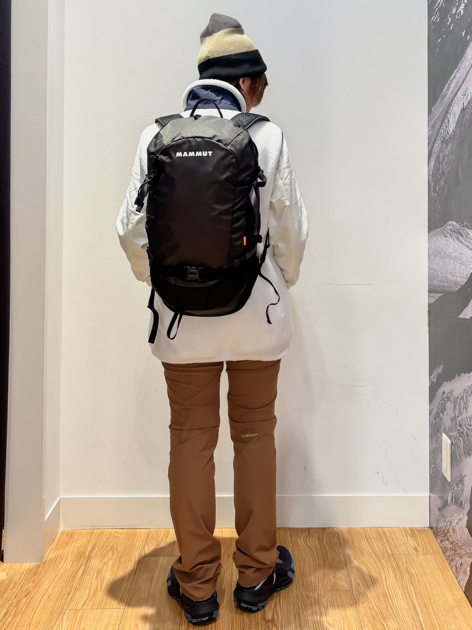 低ハイクも楽しめるカジュアル街コーデ ほの