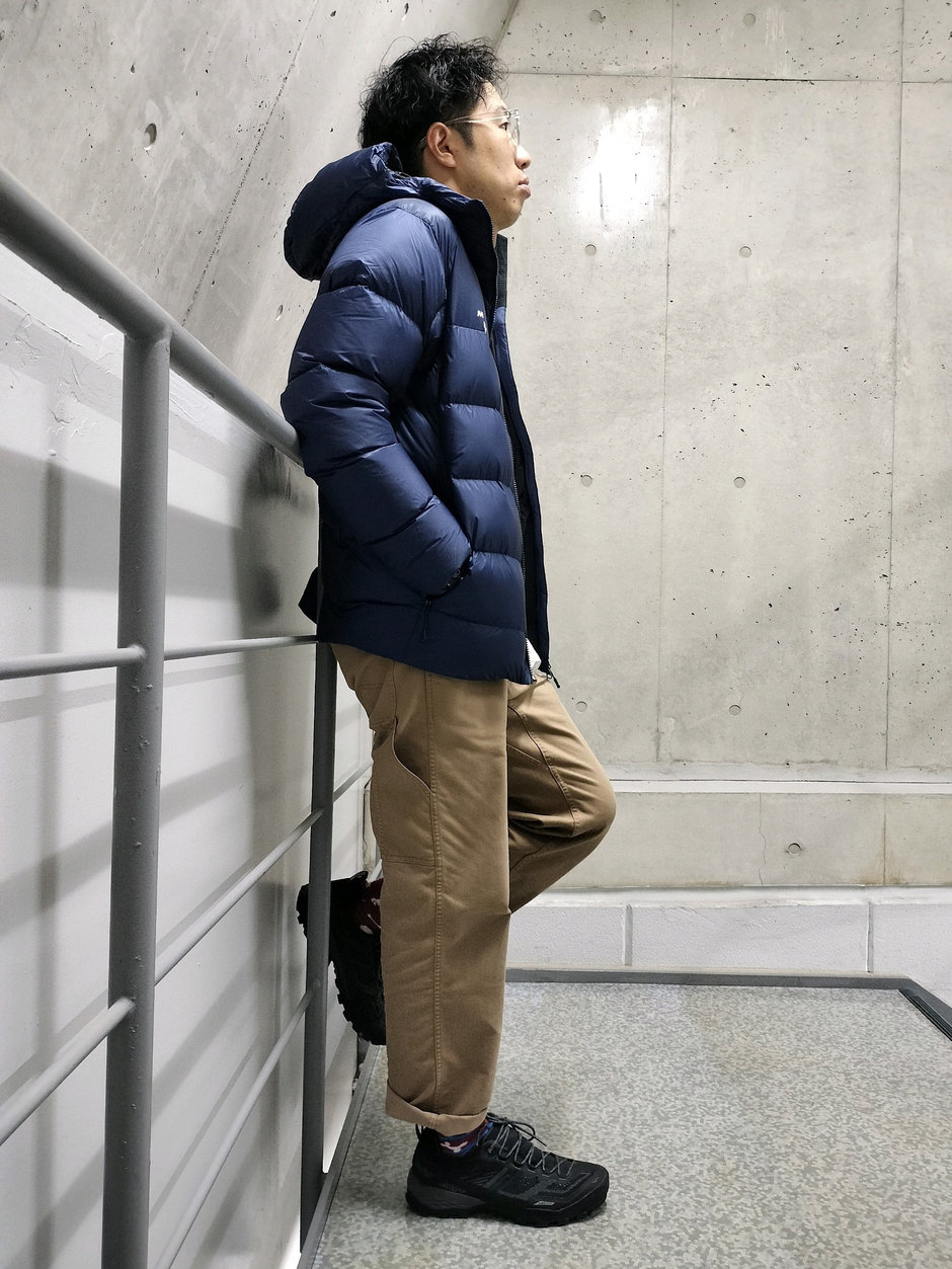 スッキリ目のシャツにダウンを羽織る まえちゃん