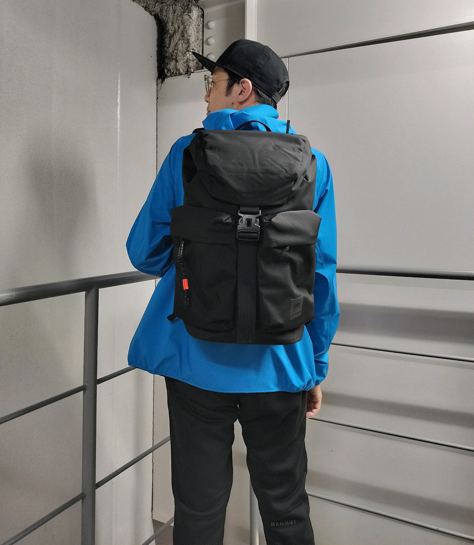 ハードシェル+スウェットパンツでスポーティに！ まえちゃん