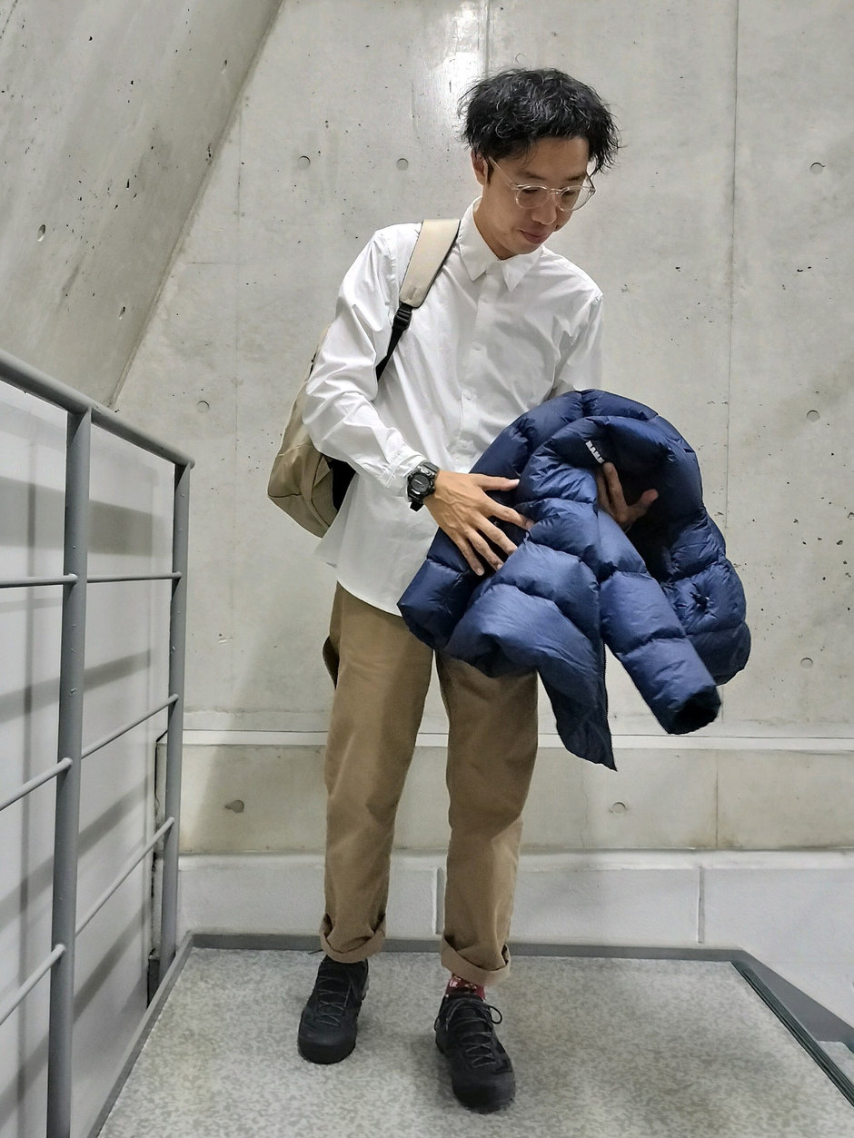 スッキリ目のシャツにダウンを羽織る まえちゃん