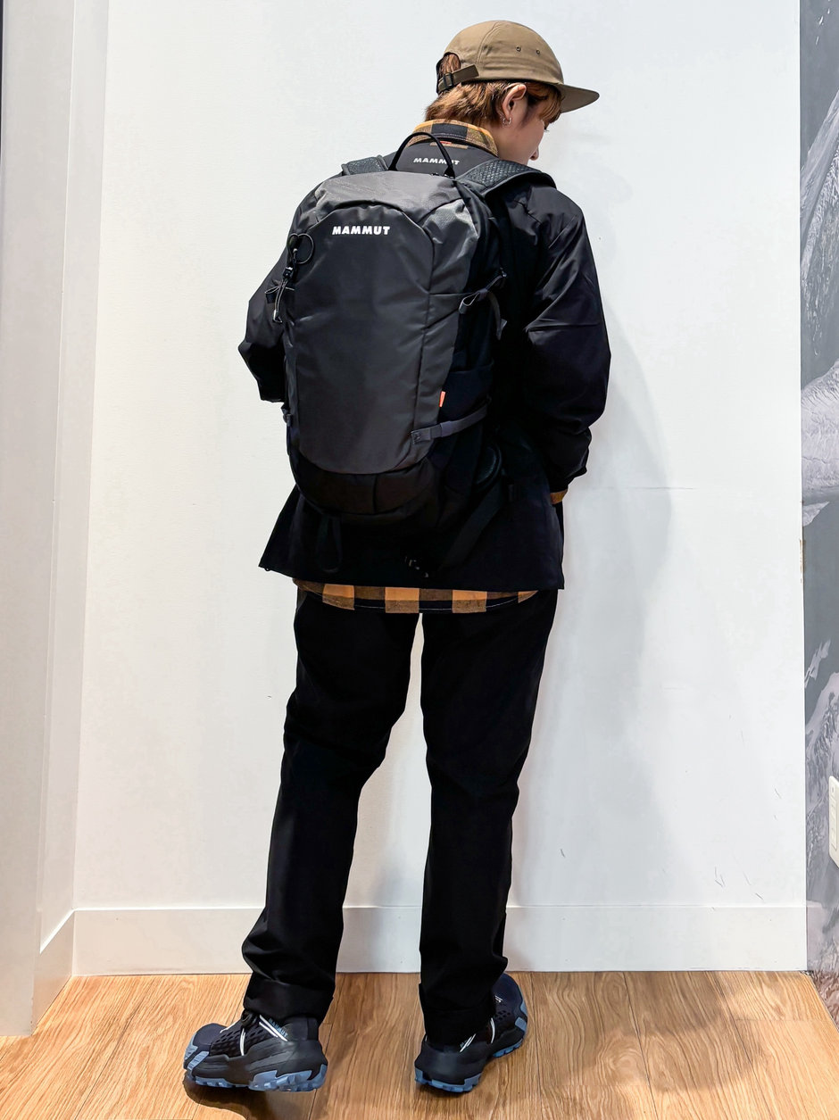 ソフトシェル生地のカーディガンとパンツ ほの