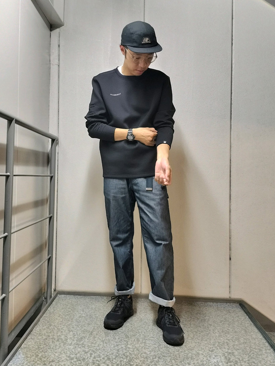 普段使いから旅行まで大活躍！のバックパックとコーチジャケット+クルーネック コーディネート まえちゃん