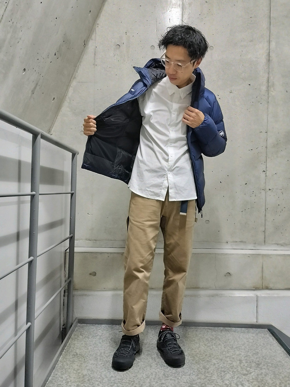 スッキリ目のシャツにダウンを羽織る まえちゃん