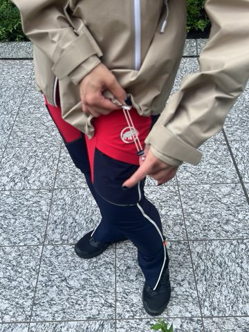 緑に映える差し色コーデ ニシハラマキ