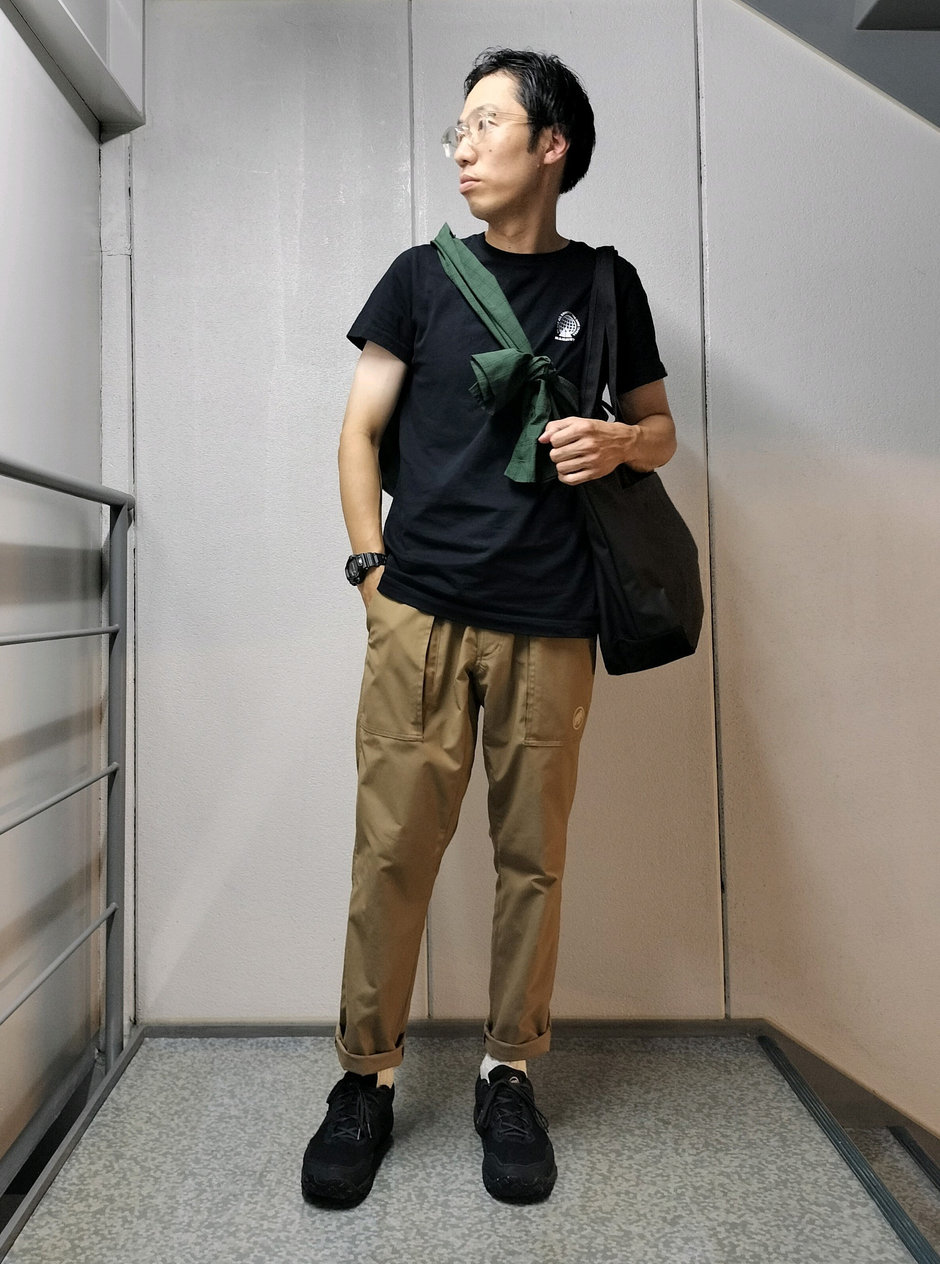 シャツをたすき掛け まえちゃん