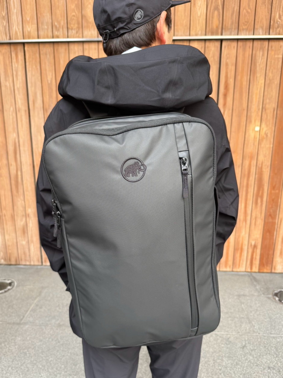 プレミアムブラックコーデ moga