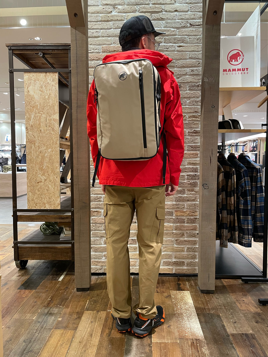 ハードシェルは明るい色がオススメです。 E!KAWA