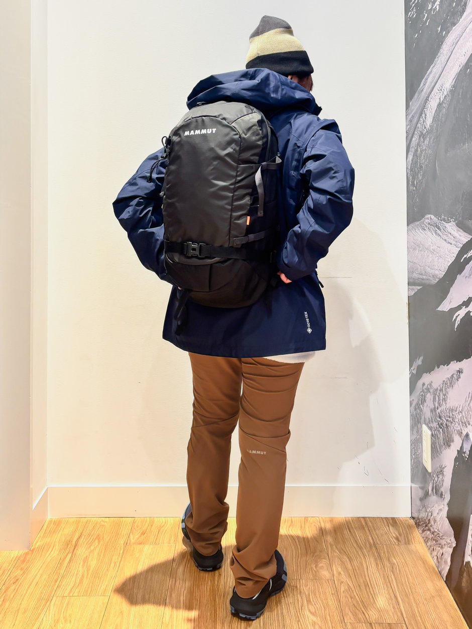 低ハイクも楽しめるカジュアル街コーデ ほの