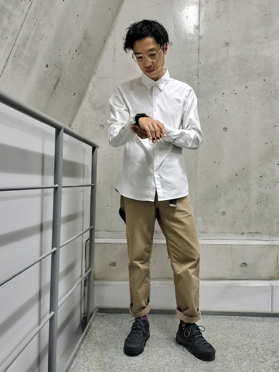 スッキリ目のシャツにダウンを羽織る まえちゃん