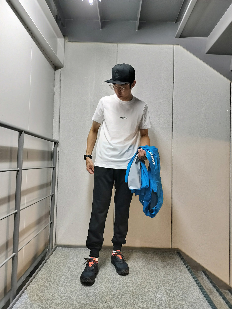 ハードシェル+スウェットパンツでスポーティに！ まえちゃん