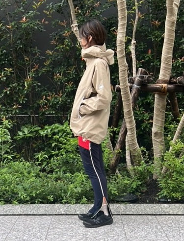 緑に映える差し色コーデ ニシハラマキ