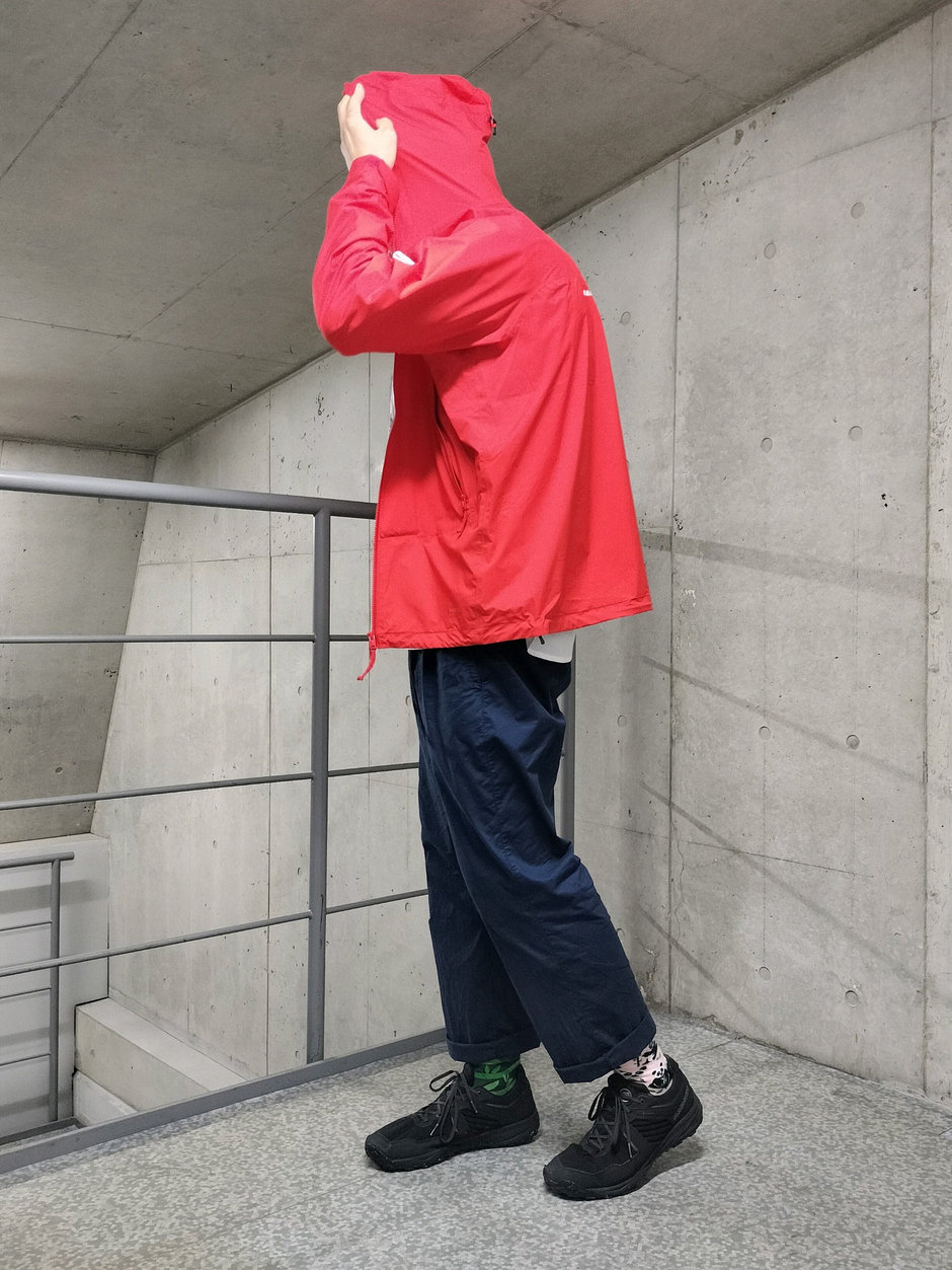 サラッとハードシェルを羽織る まえちゃん