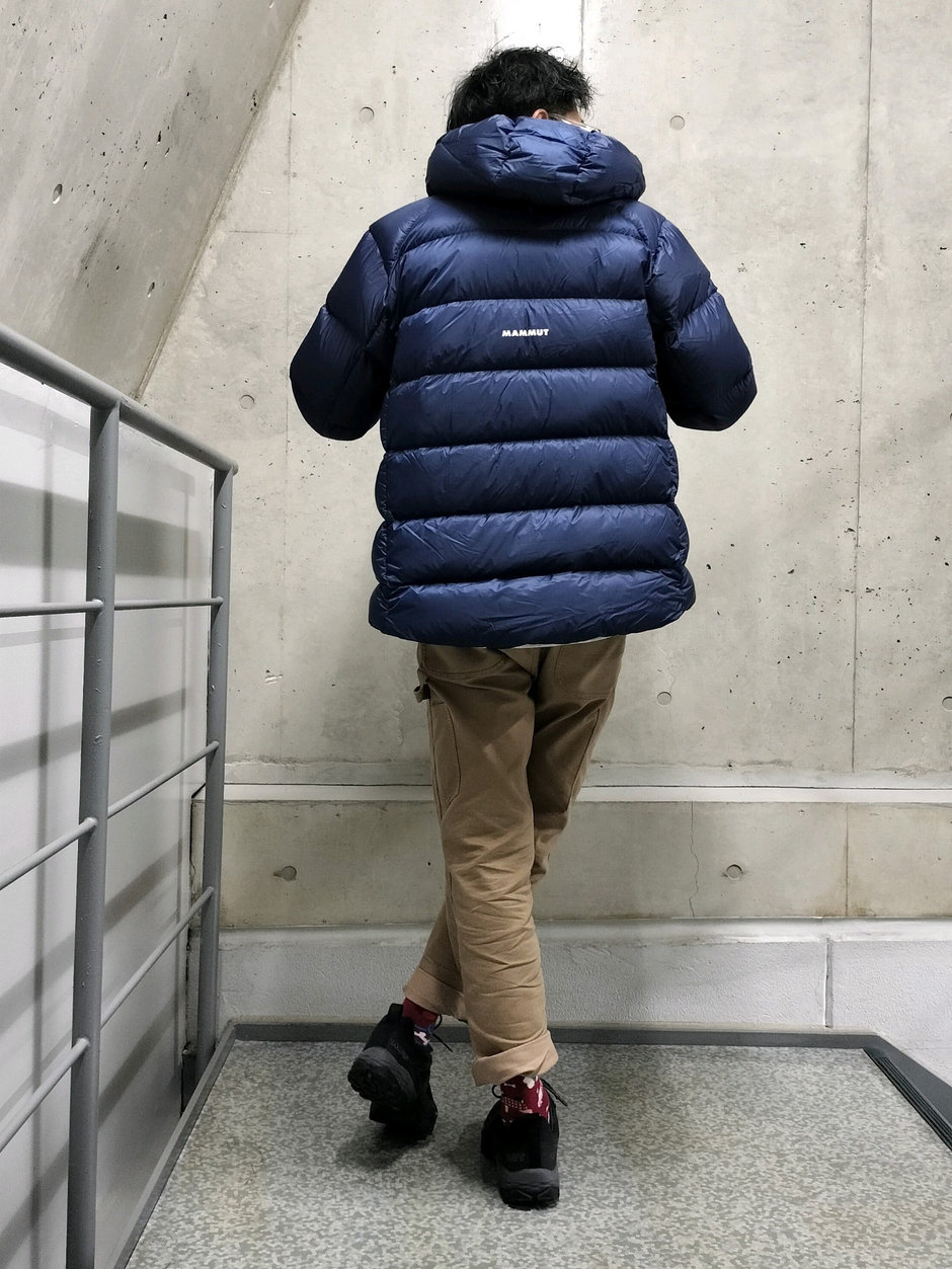 スッキリ目のシャツにダウンを羽織る まえちゃん