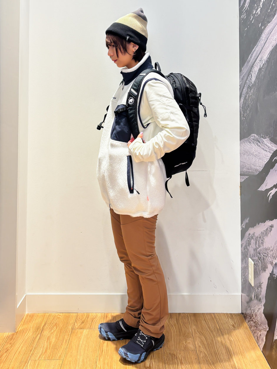 低ハイクも楽しめるカジュアル街コーデ ほの