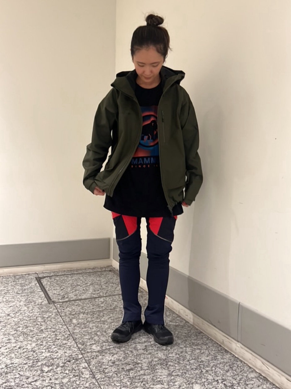 人気のマウンテンパーカーコーデ ニシハラマキ