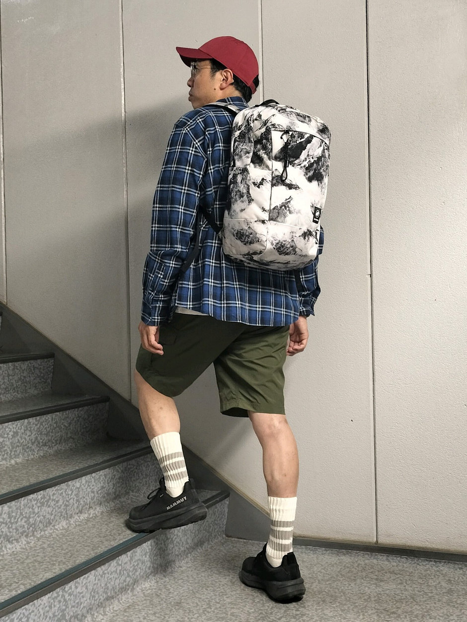 シックにショートパンツを着る まえちゃん
