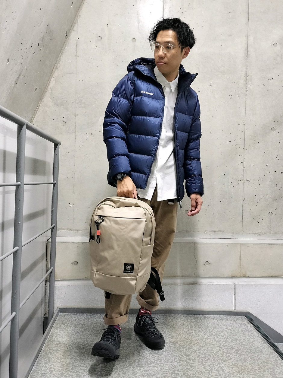 スッキリ目のシャツにダウンを羽織る まえちゃん