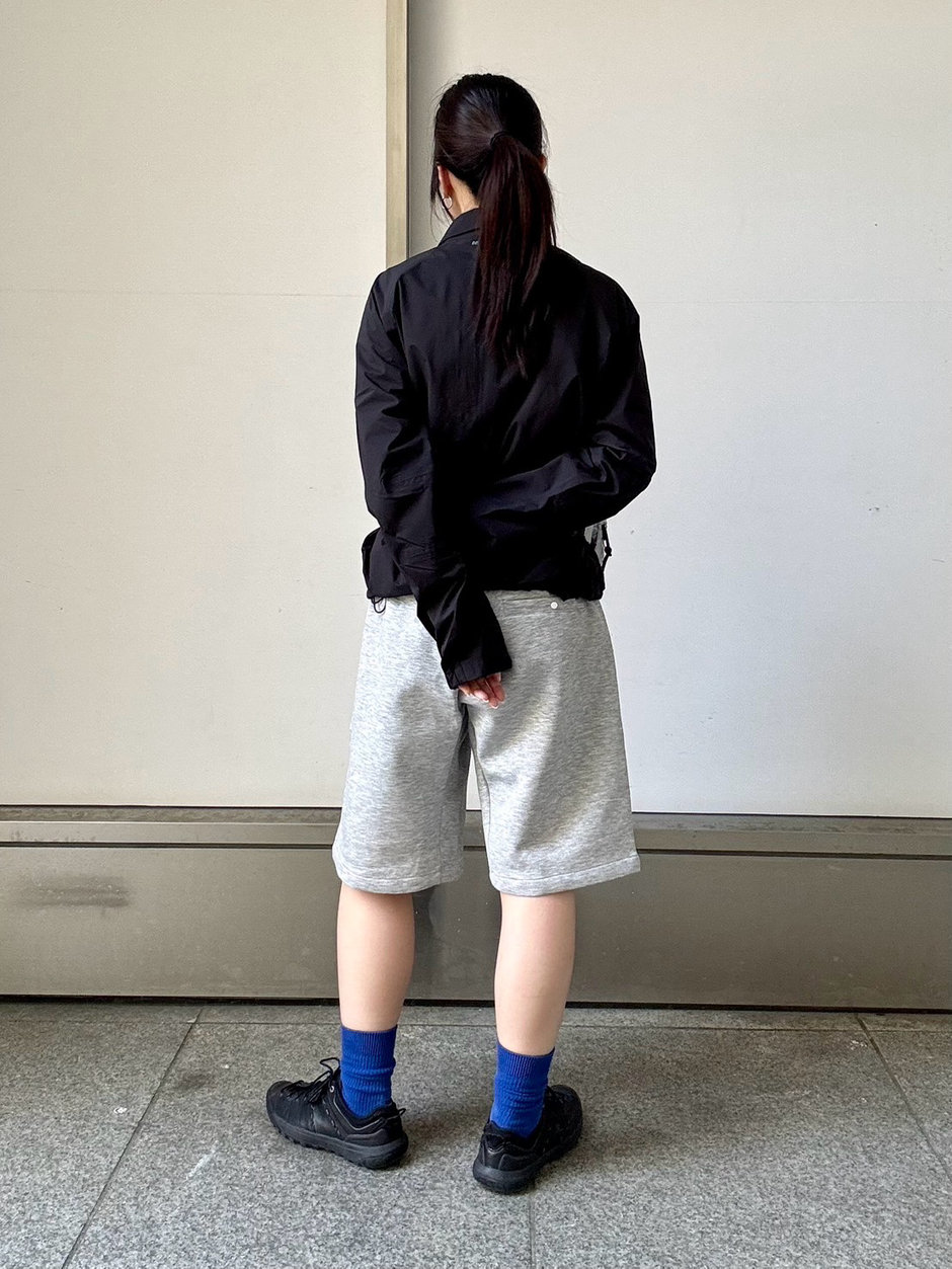 シェル×スウェットのテックスタイル aki