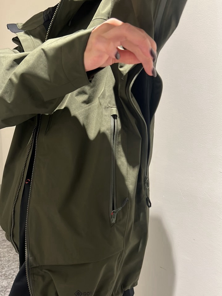 人気のマウンテンパーカーコーデ ニシハラマキ