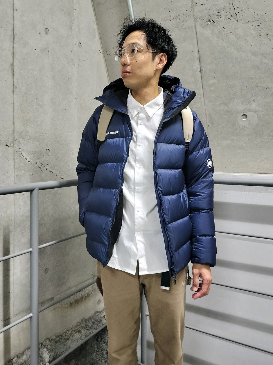 スッキリ目のシャツにダウンを羽織る まえちゃん