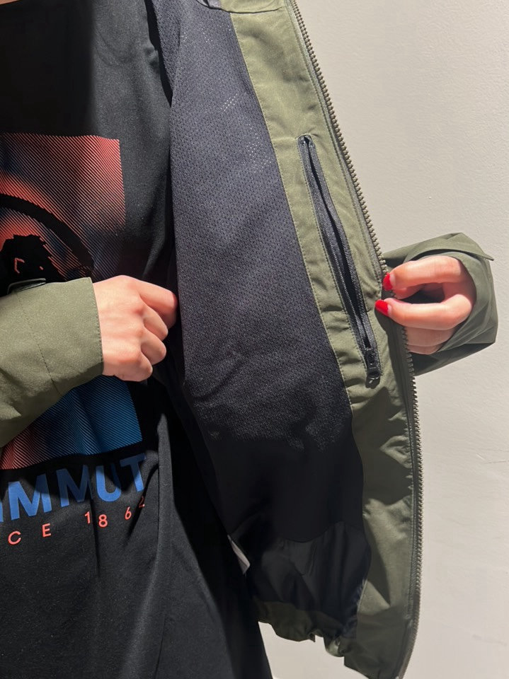 人気のマウンテンパーカーコーデ ニシハラマキ