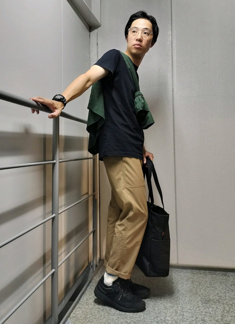 シャツをたすき掛け まえちゃん