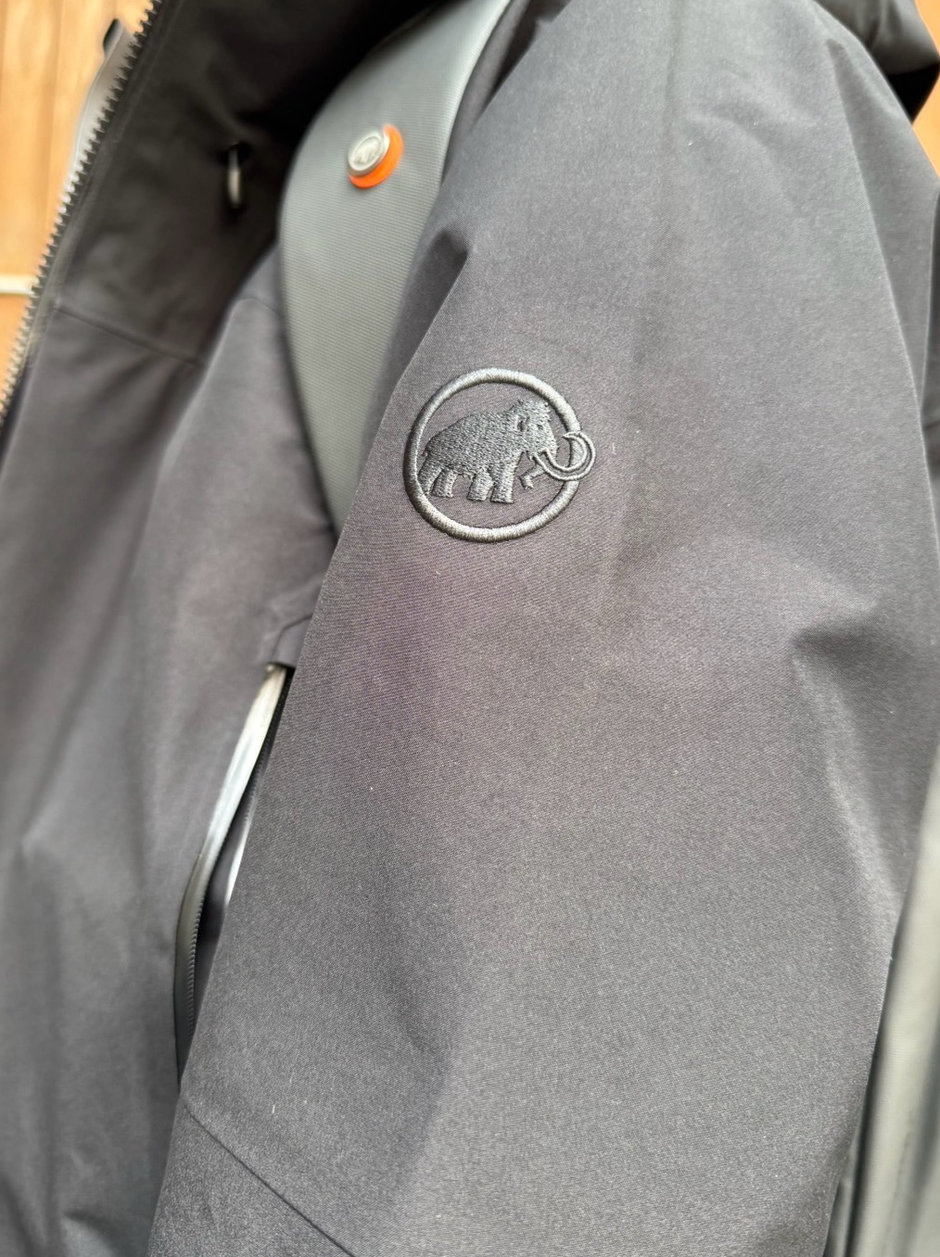 プレミアムブラックコーデ moga