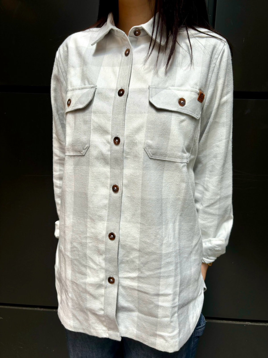 ホワイトが映える！シャツコーデ aki