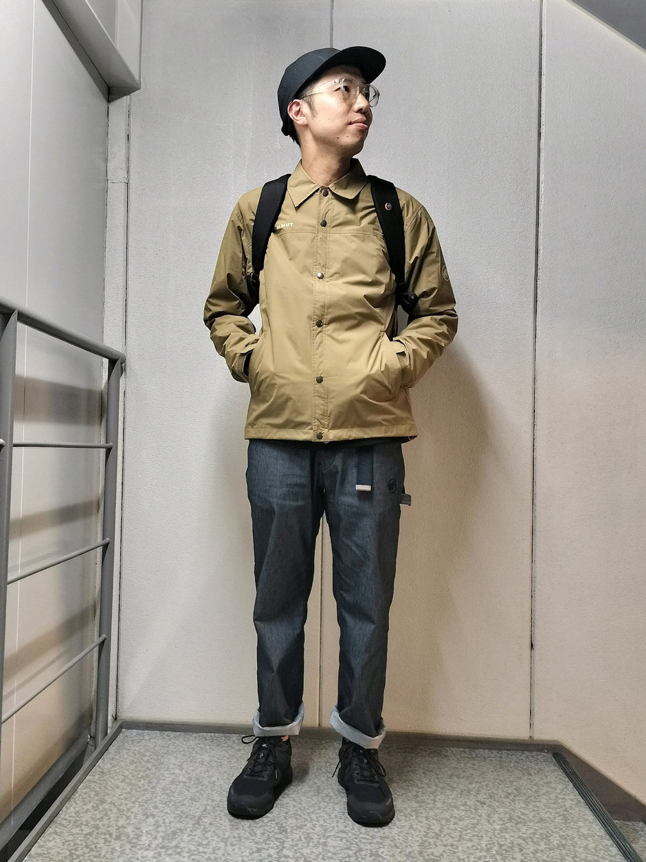 普段使いから旅行まで大活躍！のバックパックとコーチジャケット+クルーネック コーディネート まえちゃん