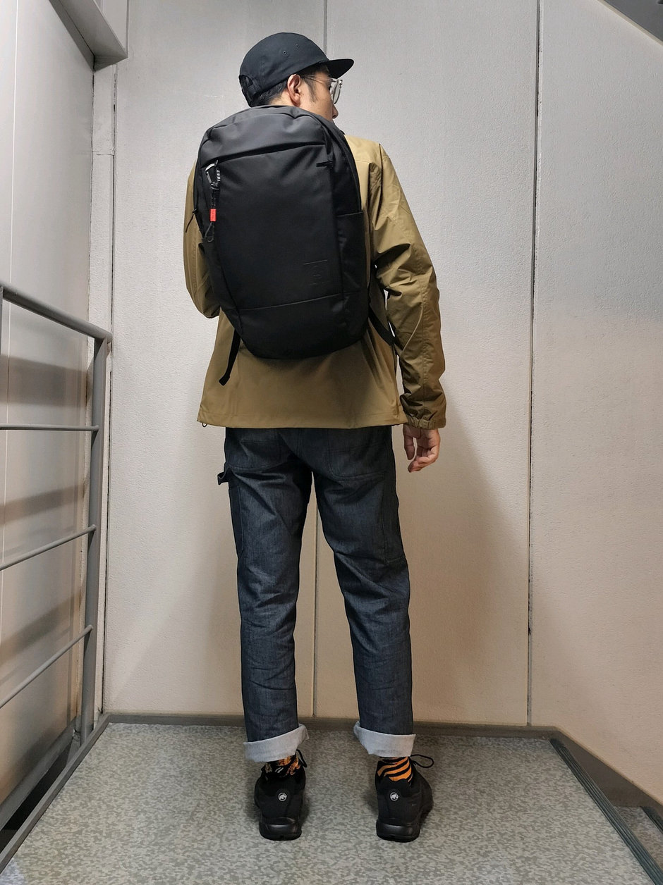 普段使いから旅行まで大活躍！のバックパックとコーチジャケット+クルーネック コーディネート まえちゃん