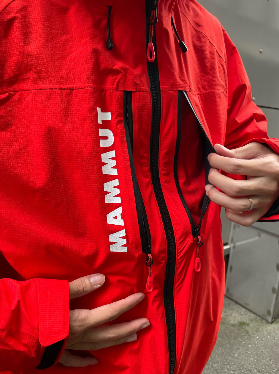 秋の鮮やかな赤黒コーデ Kawamura