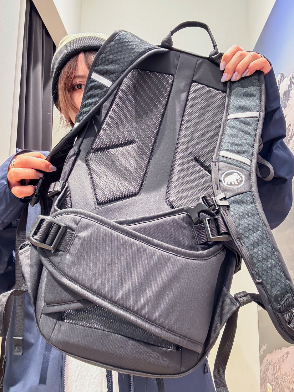 低ハイクも楽しめるカジュアル街コーデ ほの