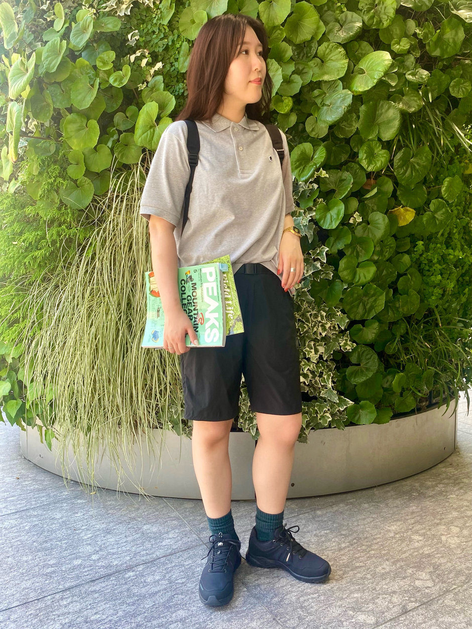 夏期講習の帰りに夏休みの登山プランを考える人コーデ aki