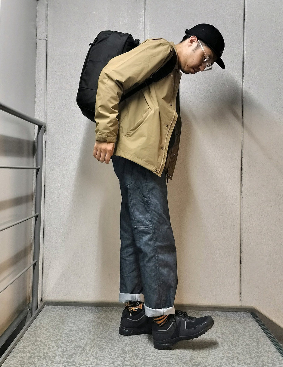 普段使いから旅行まで大活躍！のバックパックとコーチジャケット+クルーネック コーディネート まえちゃん