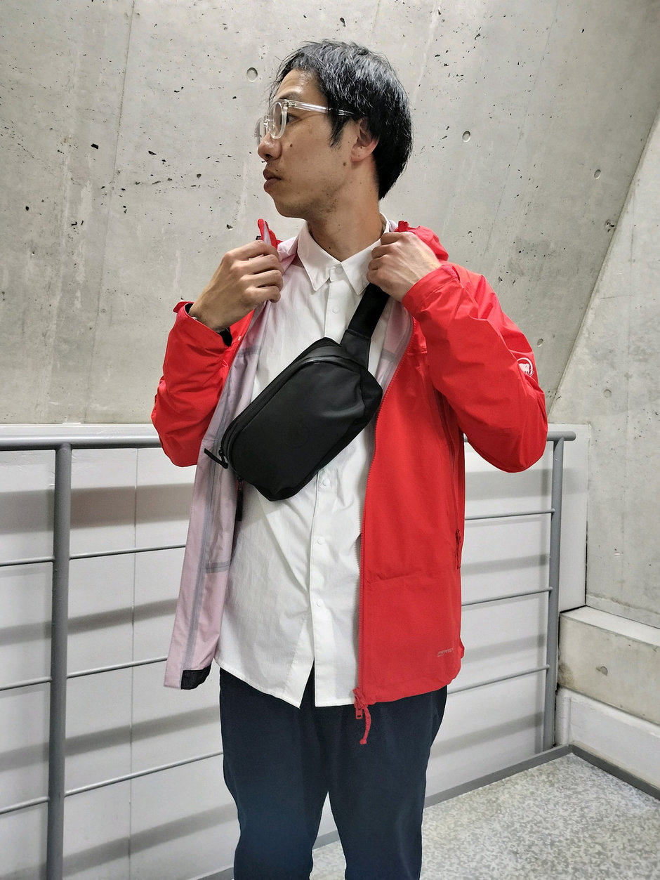 サラッとハードシェルを羽織る まえちゃん