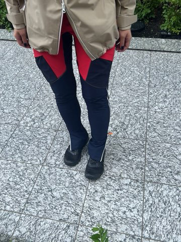 緑に映える差し色コーデ ニシハラマキ