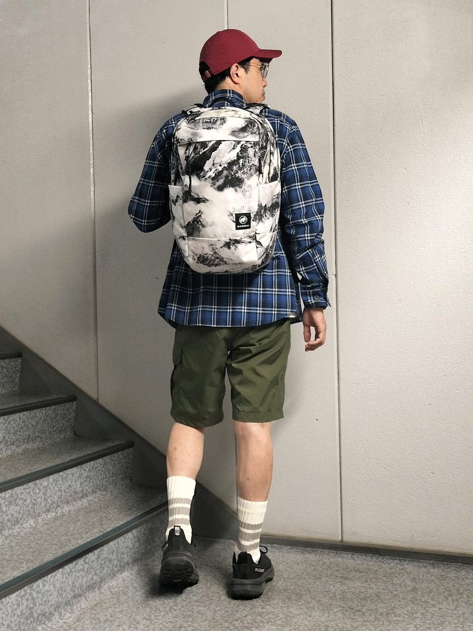シックにショートパンツを着る まえちゃん