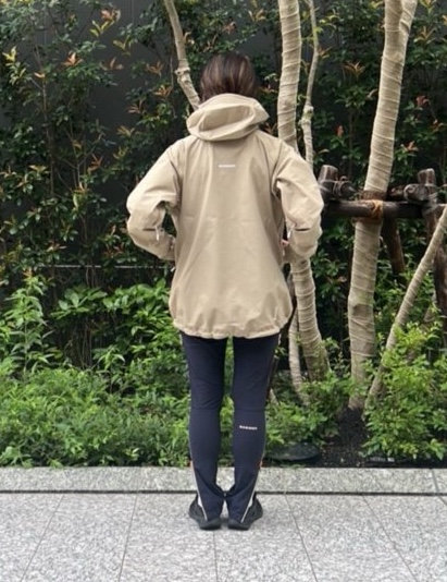 緑に映える差し色コーデ ニシハラマキ