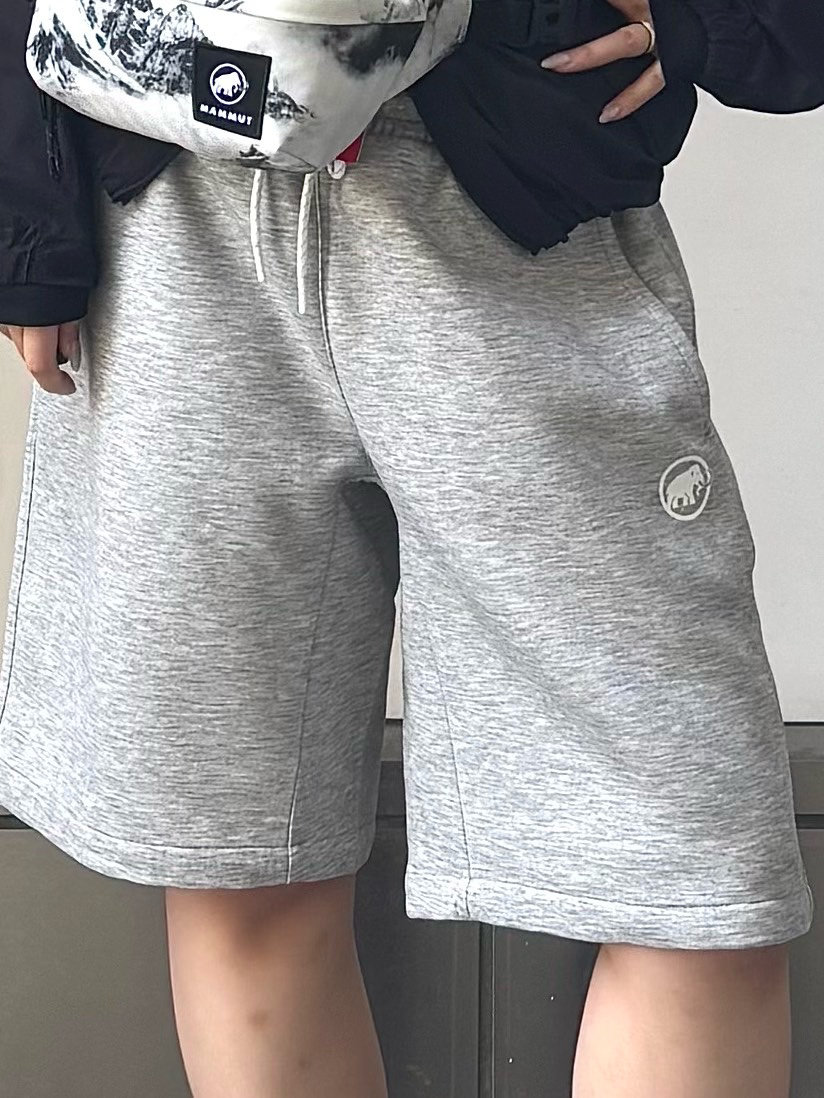 シェル×スウェットのテックスタイル aki
