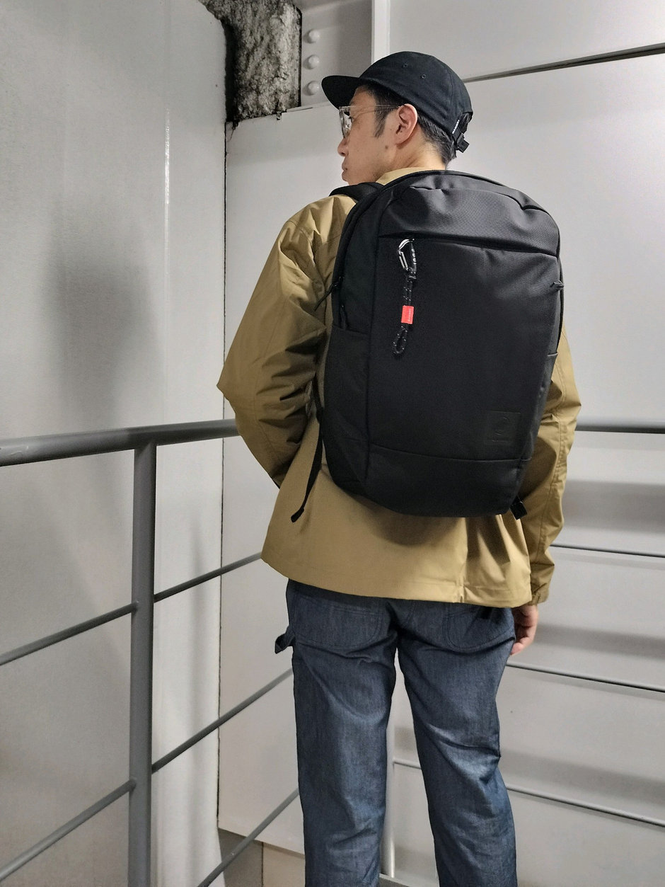 普段使いから旅行まで大活躍！のバックパックとコーチジャケット+クルーネック コーディネート まえちゃん